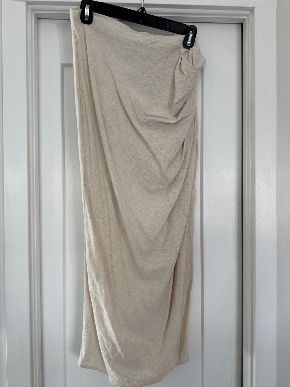 Aakaa Soft Linen-Textured ruched skirt in Light Beige.